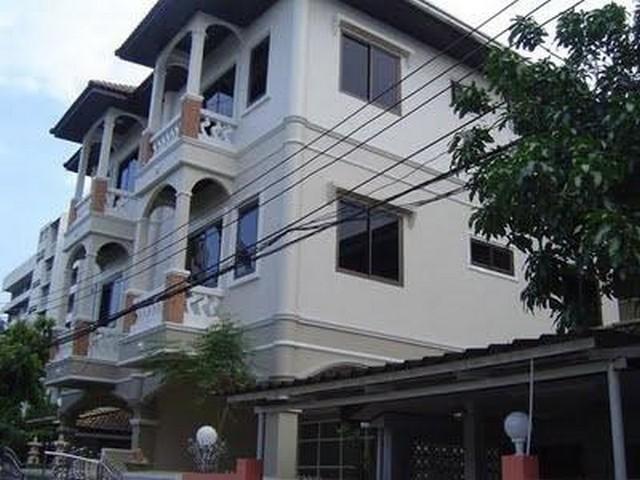 ให้เช่าบ้าน 3 ชั้น 4 ห้องนอน ซอยพหลโยธิน 19 วิภาวดี 28 เขตจตุจักร ใกล้ MRT พหลโยธิน BTS ลาดพร้าว ตกแต่งพร้อมอยู่ ** ใช้ที่อยู่จดทะเบียนได้
