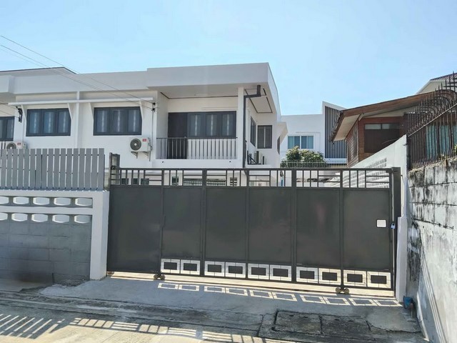 ให้เช่าบ้านเดี่ยวใกล้ ตลาดเช้ารวมโชค ถนนโชคชัย4 ซอย56 แยก3  ใกล้ เซ็นทรัล อีสวิวล์