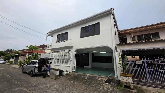 ให้เช่าบ้านเดี่ยว 2 ชั้น 50 ตร.ว. หมู่บ้านระเบียงทอง ถนนนาคนิวาส ใกล้ MRT ลาดพร้าว 71