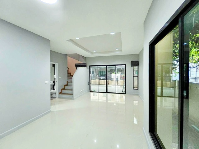 ตลาด ส.สุนีย์ 200 ม. ถ.ราชพฤกษ์-กาญจนาภิเษก ลาดหลุมแก้ว  ให้เช่าทาวน์โฮม 2 ชั้น 29 ตร.วา. 232 ตร.ม. รพ.ปากเกร็ด 2 3.9 กม. 4 นอน 3 น้ำ  